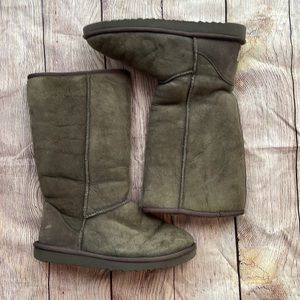 UGG tall classic gray size 9